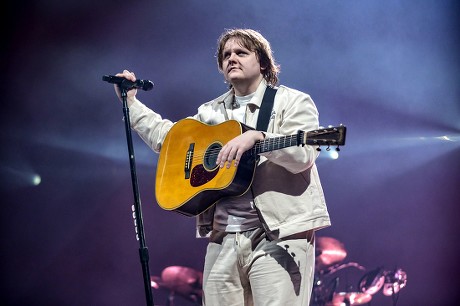 Lewis Capaldi Performs Live For First Time Since 2023 At Tom Walker's Charity Event Lewis Capaldi Performs Live For First Time Since 2023 At Tom Walker's Charity Event