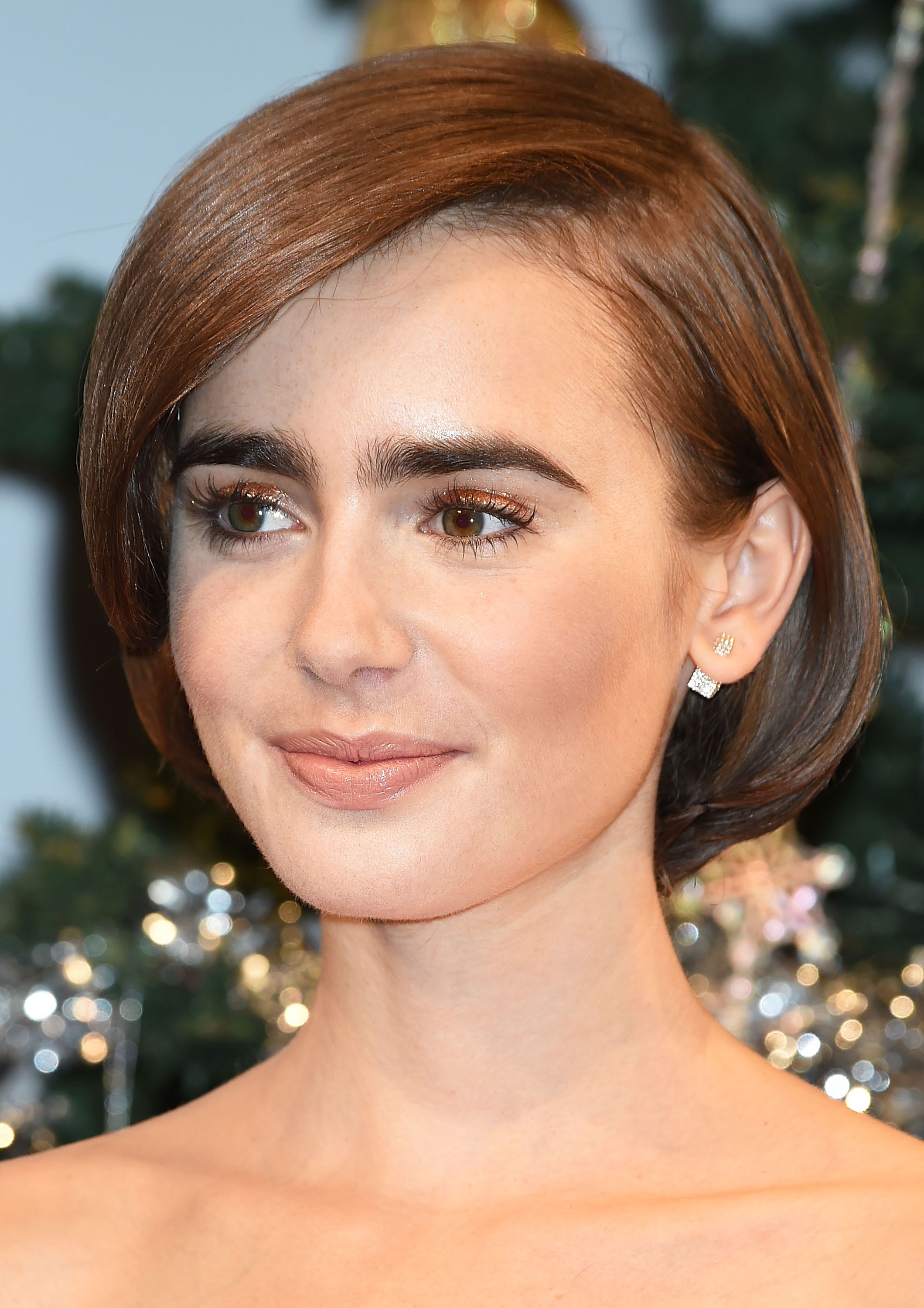 Lily Collins' Beauty Look: Bob Haircut, Bushy Brows, And Nude Lips Lily Collins' Beauty Look: Bob Haircut, Bushy Brows, And Nude Lips