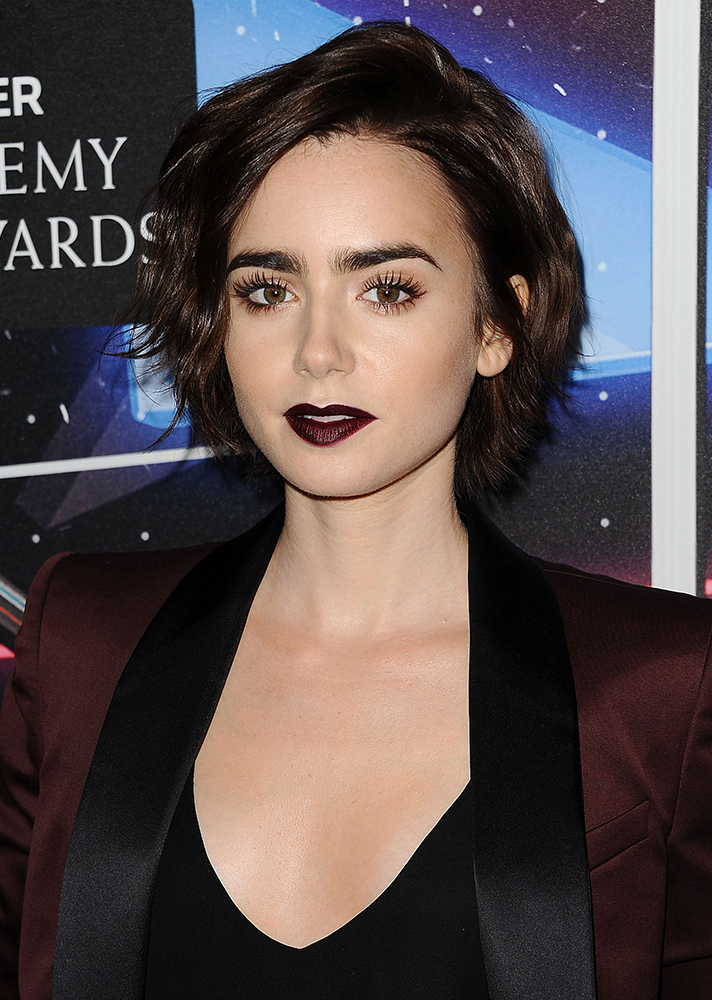 Lily Collins' Beauty Look: Bob Hairstyle, Full Brows, And Nude Lips Lily Collins' Beauty Look: Bob Hairstyle, Full Brows, And Nude Lips