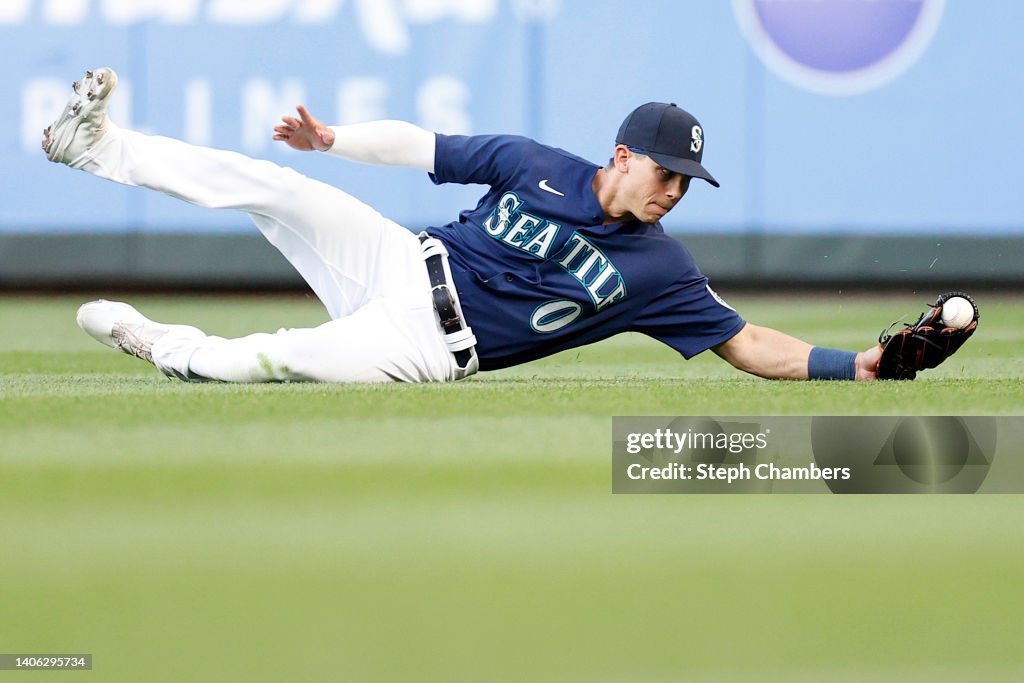 Mariners Outfielder's Diving Catch: A Play For The Ages Against Giants Mariners Outfielder's Diving Catch: A Play For The Ages Against Giants