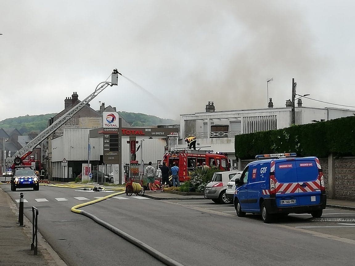Médiathèque Champollion, Dijon : Intervention Des Pompiers Suite À Un Incendie Médiathèque Champollion, Dijon : Intervention Des Pompiers Suite À Un Incendie