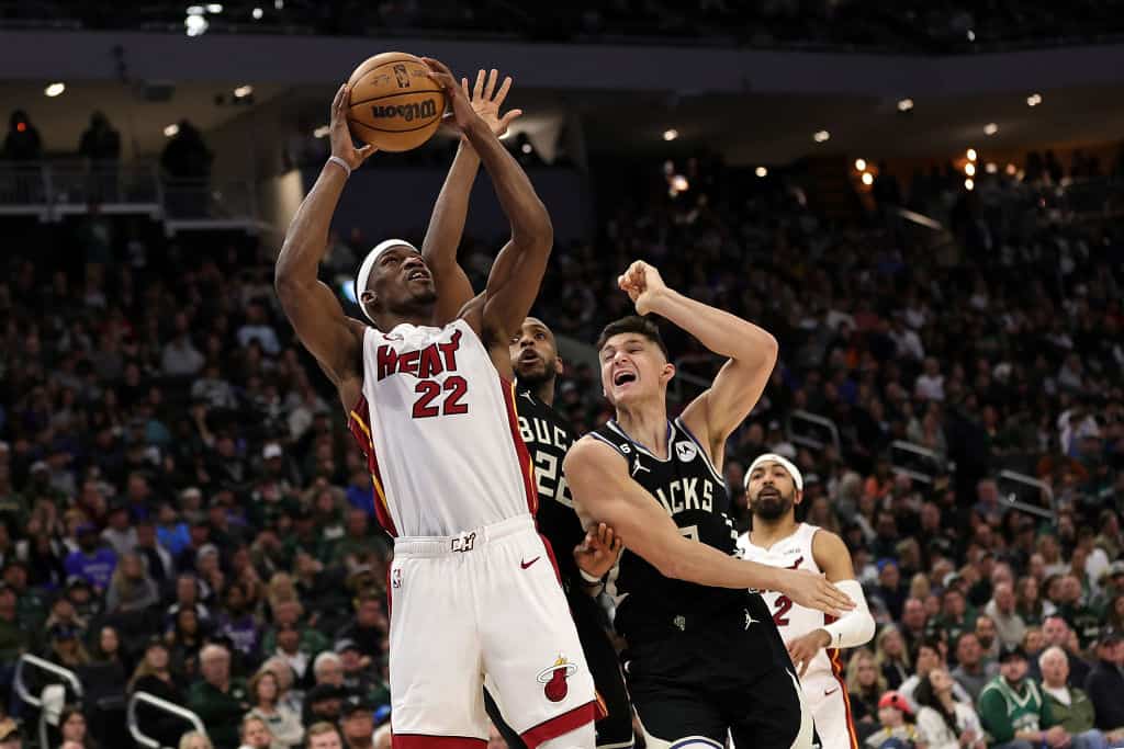 NBA Star Jimmy Butler Presents Gift To Spike Lee After Winning Game NBA Star Jimmy Butler Presents Gift To Spike Lee After Winning Game