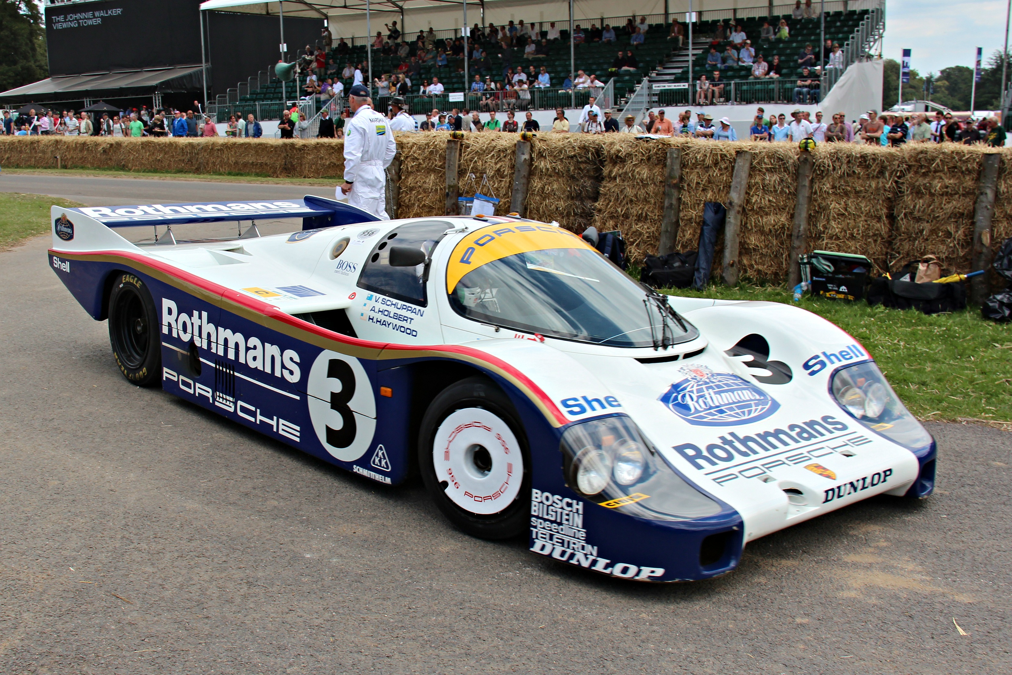 Neden Porsche 956 Araçları Tavandan Asılı Duruyor? Neden Porsche 956 Araçları Tavandan Asılı Duruyor?
