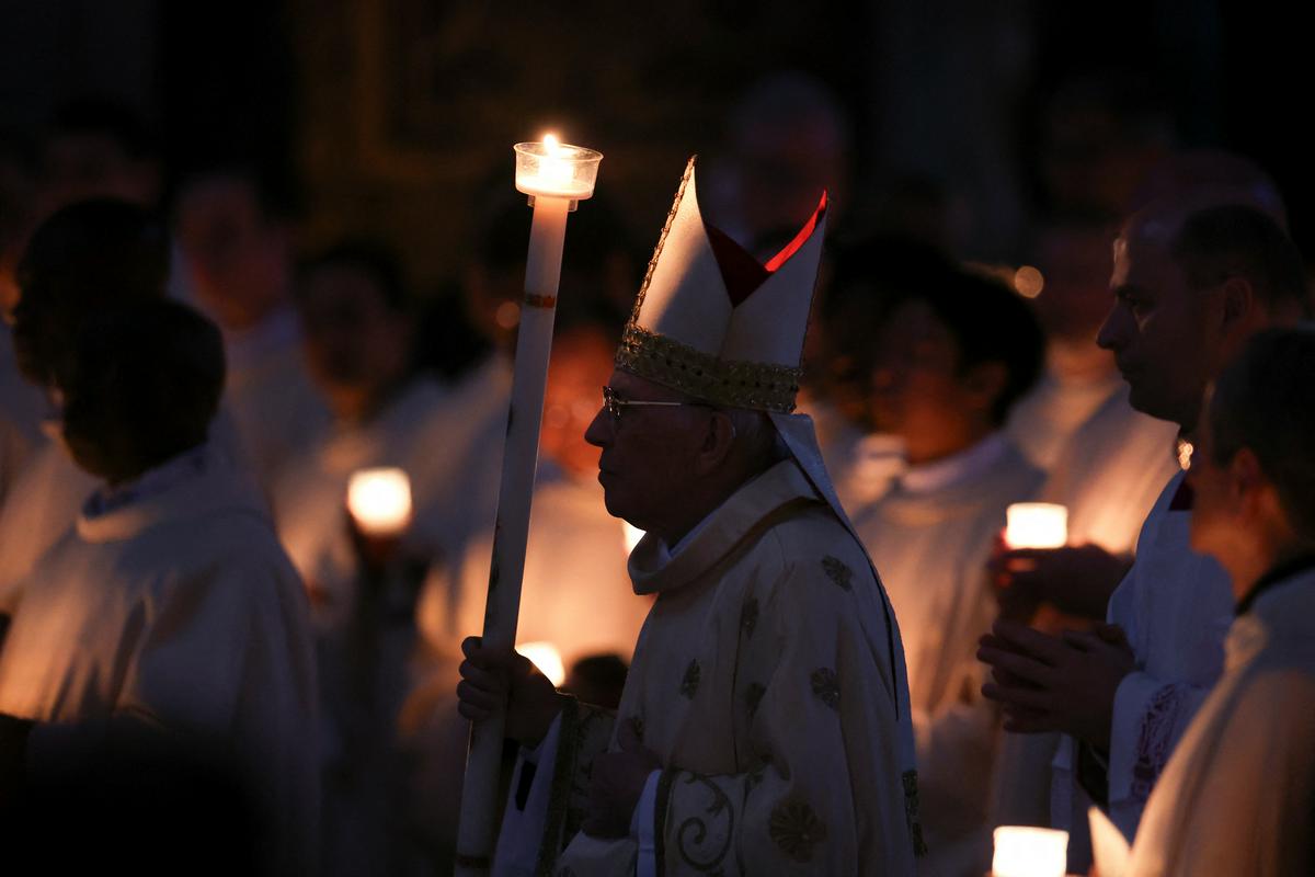 Papež Frančišek Na Trgu Sv. Petra: Pozdrav Množici Pred Tradicionalnim Blagoslovom Papež Frančišek Na Trgu Sv. Petra: Pozdrav Množici Pred Tradicionalnim Blagoslovom
