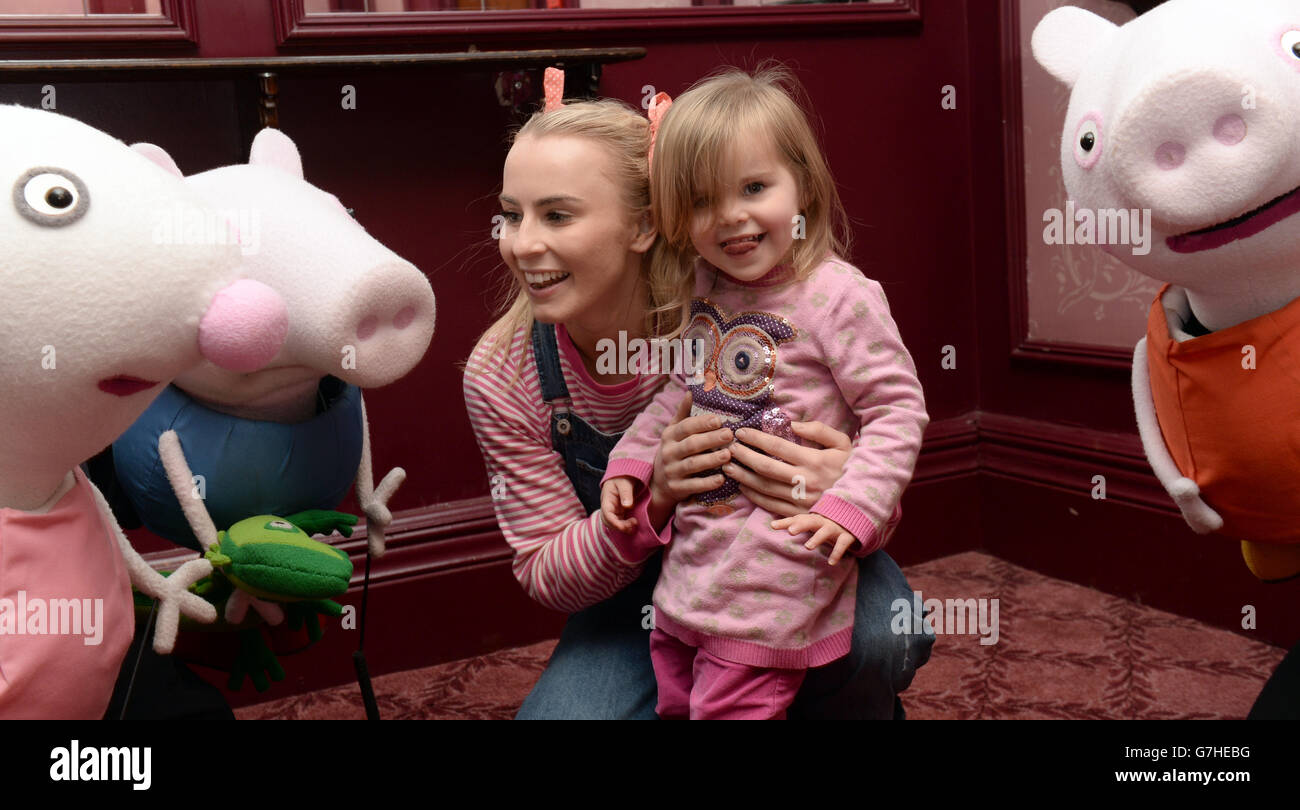 Peppa Pig's Mum's Stunning Gender Reveal At A Famous London Spot Peppa Pig's Mum's Stunning Gender Reveal At A Famous London Spot