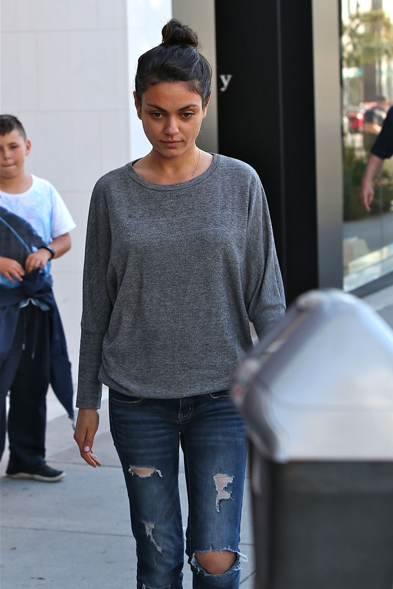 Photo: Ashton Kutcher And Mila Kunis Enjoy Beverly Hills After Photo: Ashton Kutcher And Mila Kunis Enjoy Beverly Hills After