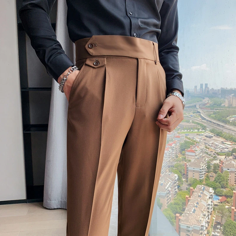 Retro Office Chic: Selena Gomez's High-Waisted Suit Retro Office Chic: Selena Gomez's High-Waisted Suit