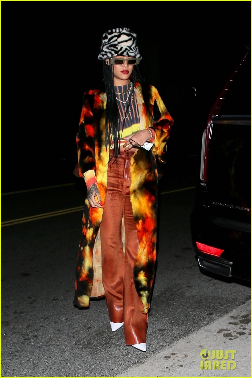 Rihanna's Casual Yet Chic Santa Monica Dinner Outfit Rihanna's Casual Yet Chic Santa Monica Dinner Outfit