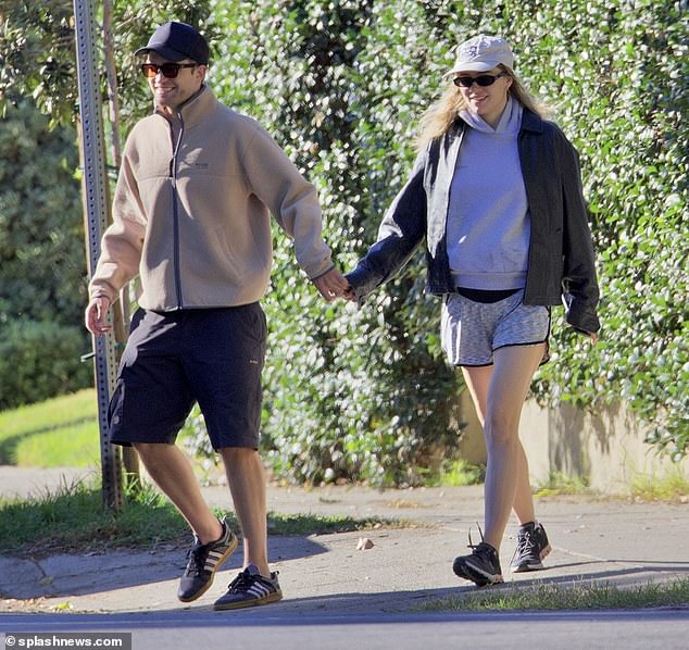 Robert Pattinson And Suki Waterhouse: Holding Hands Fuels Robert Pattinson And Suki Waterhouse: Holding Hands Fuels