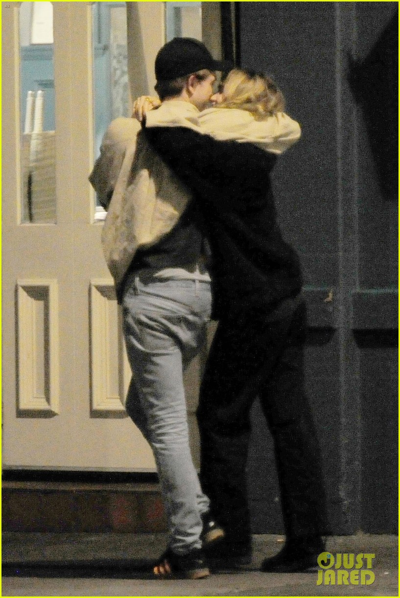 Robert Pattinson & Suki Waterhouse's NYC PDA: Amidst Robert Pattinson & Suki Waterhouse's NYC PDA: Amidst