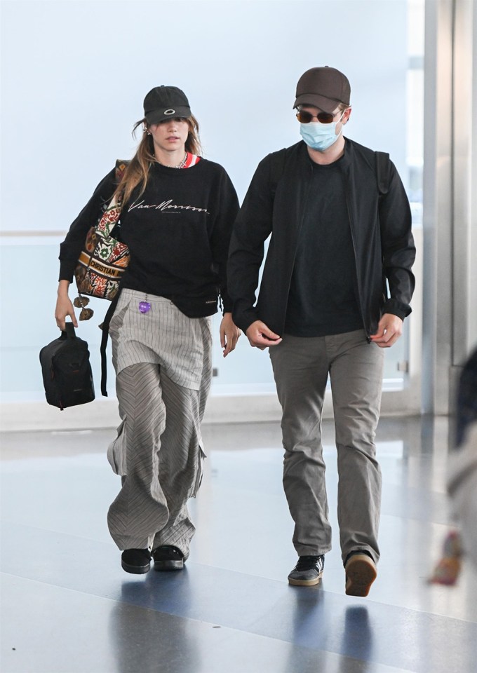 Robert Pattinson Shares Script With Suki Waterhouse Robert Pattinson Shares Script With Suki Waterhouse