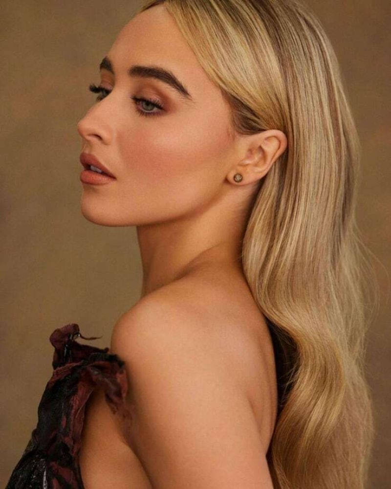 Sabrina Carpenter's Face Tee And Black Leggings: A Simple Yet Chic Look Sabrina Carpenter's Face Tee And Black Leggings: A Simple Yet Chic Look