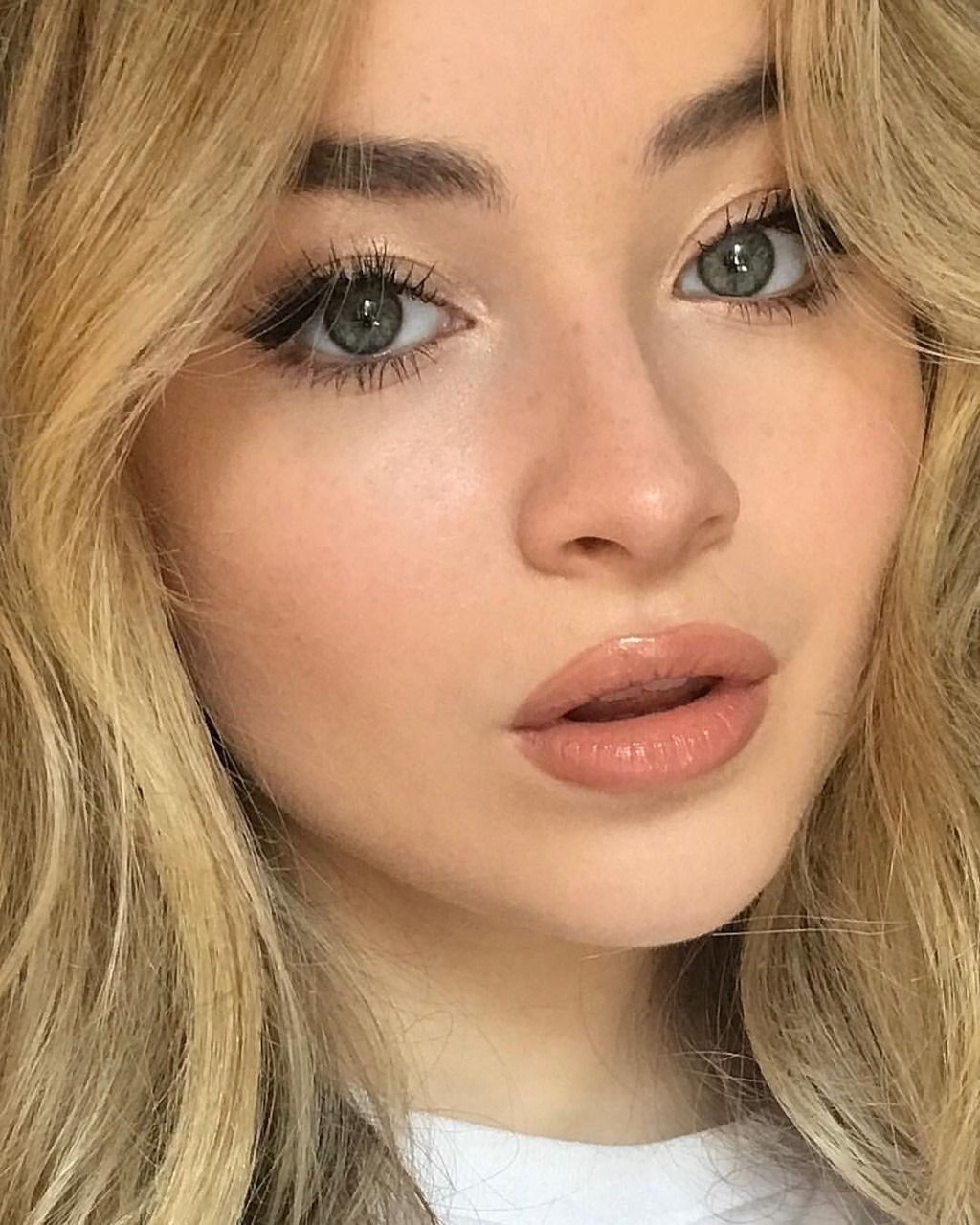 Sabrina Carpenter's Unique Look: Face Tee And Black Leggings Combination Sabrina Carpenter's Unique Look: Face Tee And Black Leggings Combination