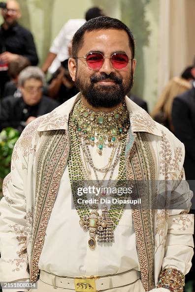 Sabyasachi Designs Shah Rukh Khan's Stunning Met Gala Look Sabyasachi Designs Shah Rukh Khan's Stunning Met Gala Look