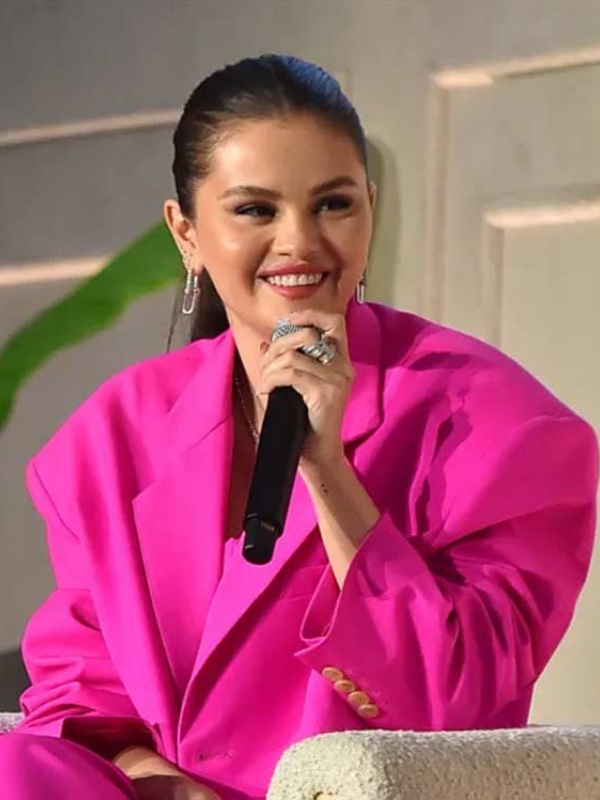 Selena Gomez And The High-Waisted Suit: An 80s Office Style Revival Selena Gomez And The High-Waisted Suit: An 80s Office Style Revival