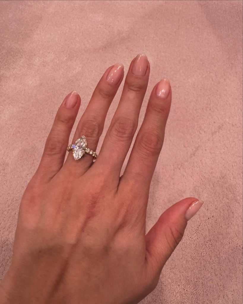 Selena Gomez's $3K Diamond Ring: From Benny Blanco Dedication To $12 Sale Selena Gomez's $3K Diamond Ring: From Benny Blanco Dedication To $12 Sale