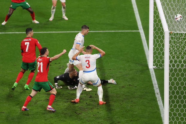 Six-Point Swing: Refereeing Decision Costs AZ Dearly Against Ajax Six-Point Swing: Refereeing Decision Costs AZ Dearly Against Ajax