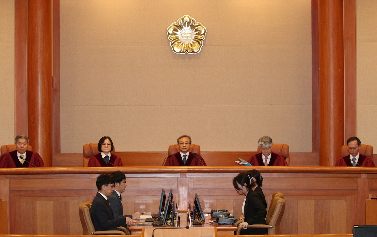 South Korea's Top Court Reverses Lee's Acquittal, Jeopardizing Presidential Bid South Korea's Top Court Reverses Lee's Acquittal, Jeopardizing Presidential Bid