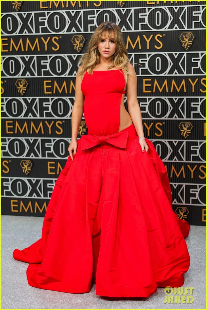 Suki Waterhouse's Whimsical Valentino Look: Grandma-Chic Style Suki Waterhouse's Whimsical Valentino Look: Grandma-Chic Style