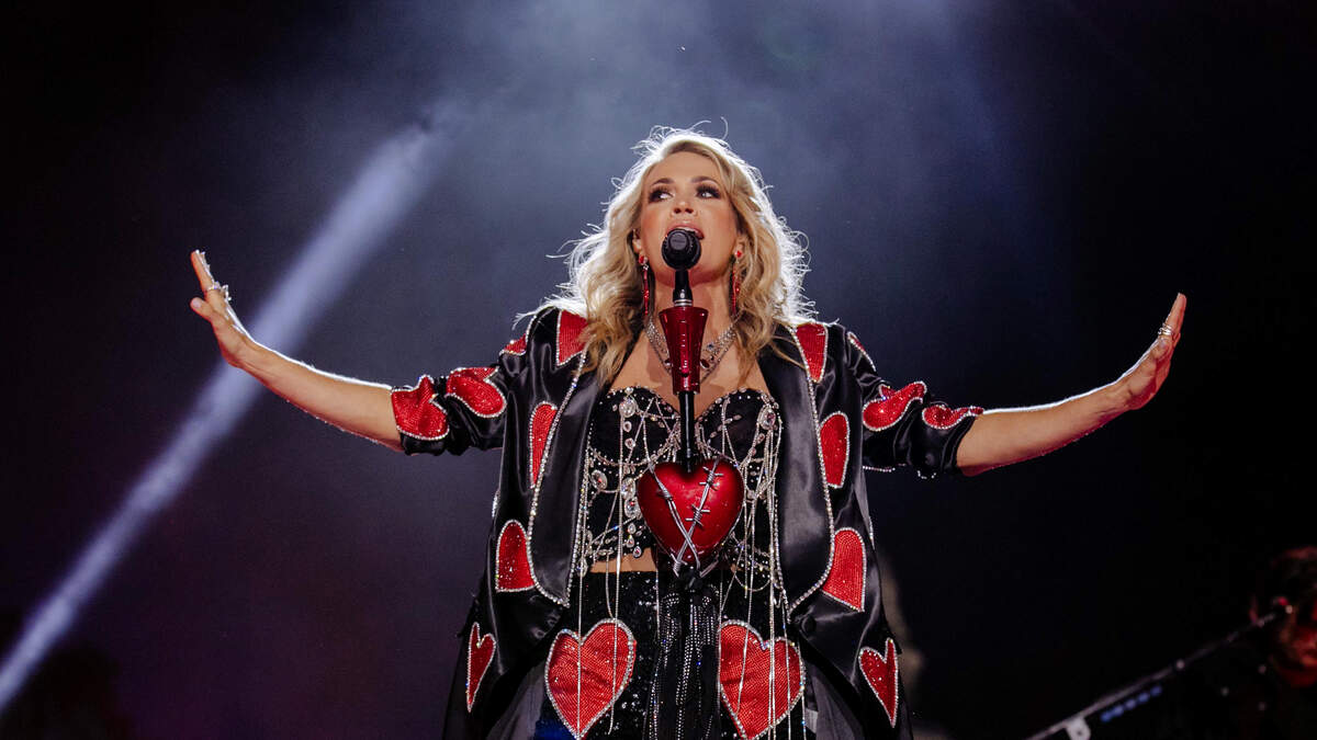 The Carrie Underwood-Taylor Swift Rivalry: New Details Emerge From A Source The Carrie Underwood-Taylor Swift Rivalry: New Details Emerge From A Source