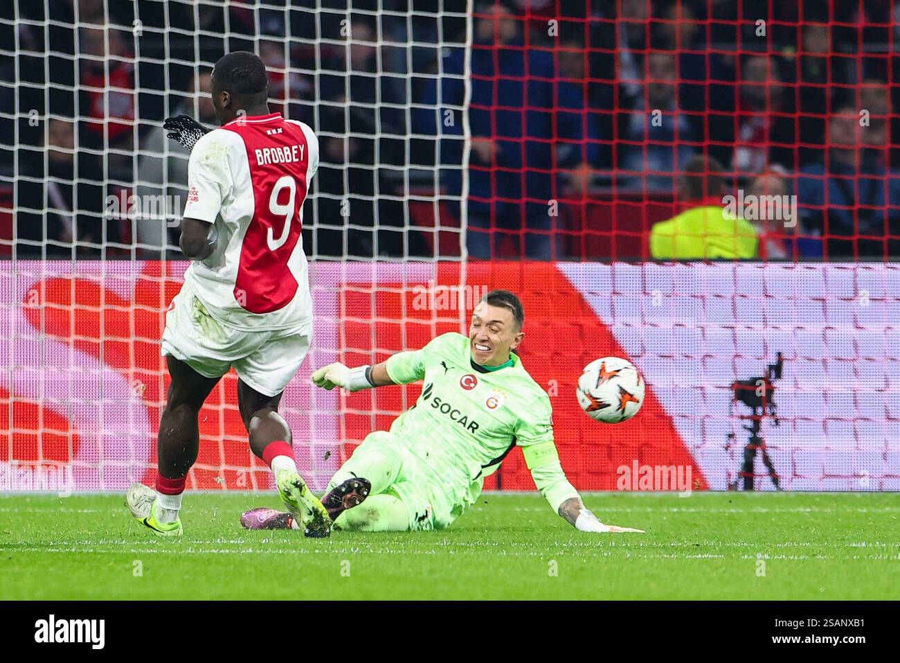 The Europa League Challenge: Brobbey's Physicality To The Fore The Europa League Challenge: Brobbey's Physicality To The Fore