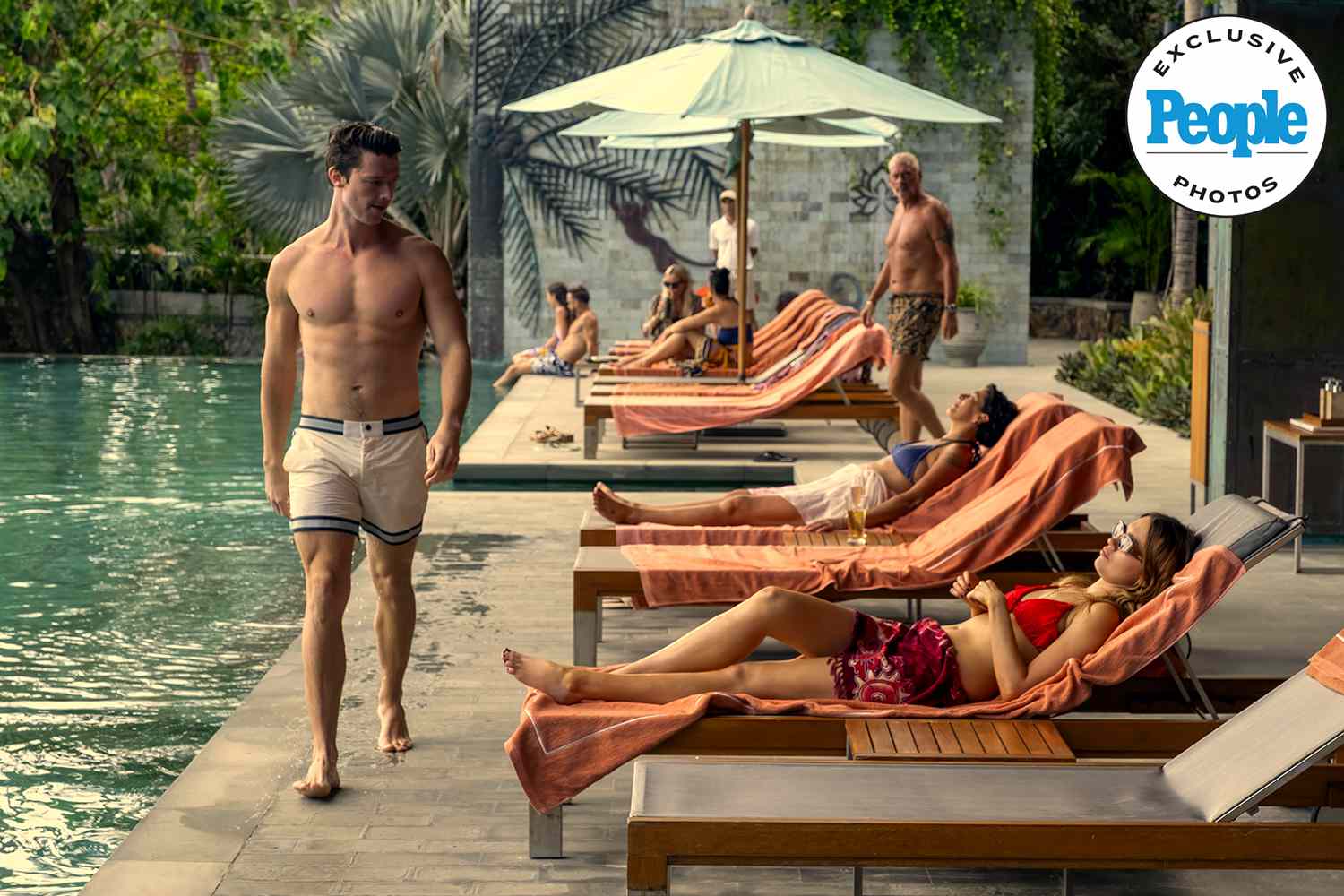 The White Lotus: Chris Pratt's Thoughts On Patrick Schwarzenegger's Scene The White Lotus: Chris Pratt's Thoughts On Patrick Schwarzenegger's Scene