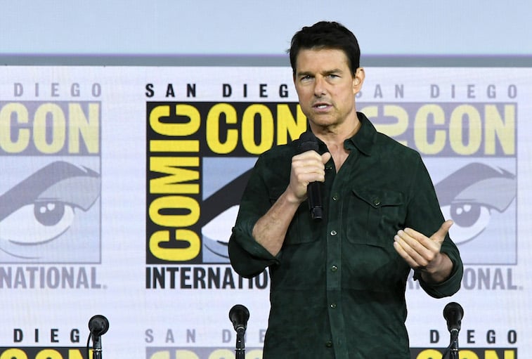 Tom Cruise Still Owes Tom Hanks A Dollar: The Unpaid Acting Debt Tom Cruise Still Owes Tom Hanks A Dollar: The Unpaid Acting Debt