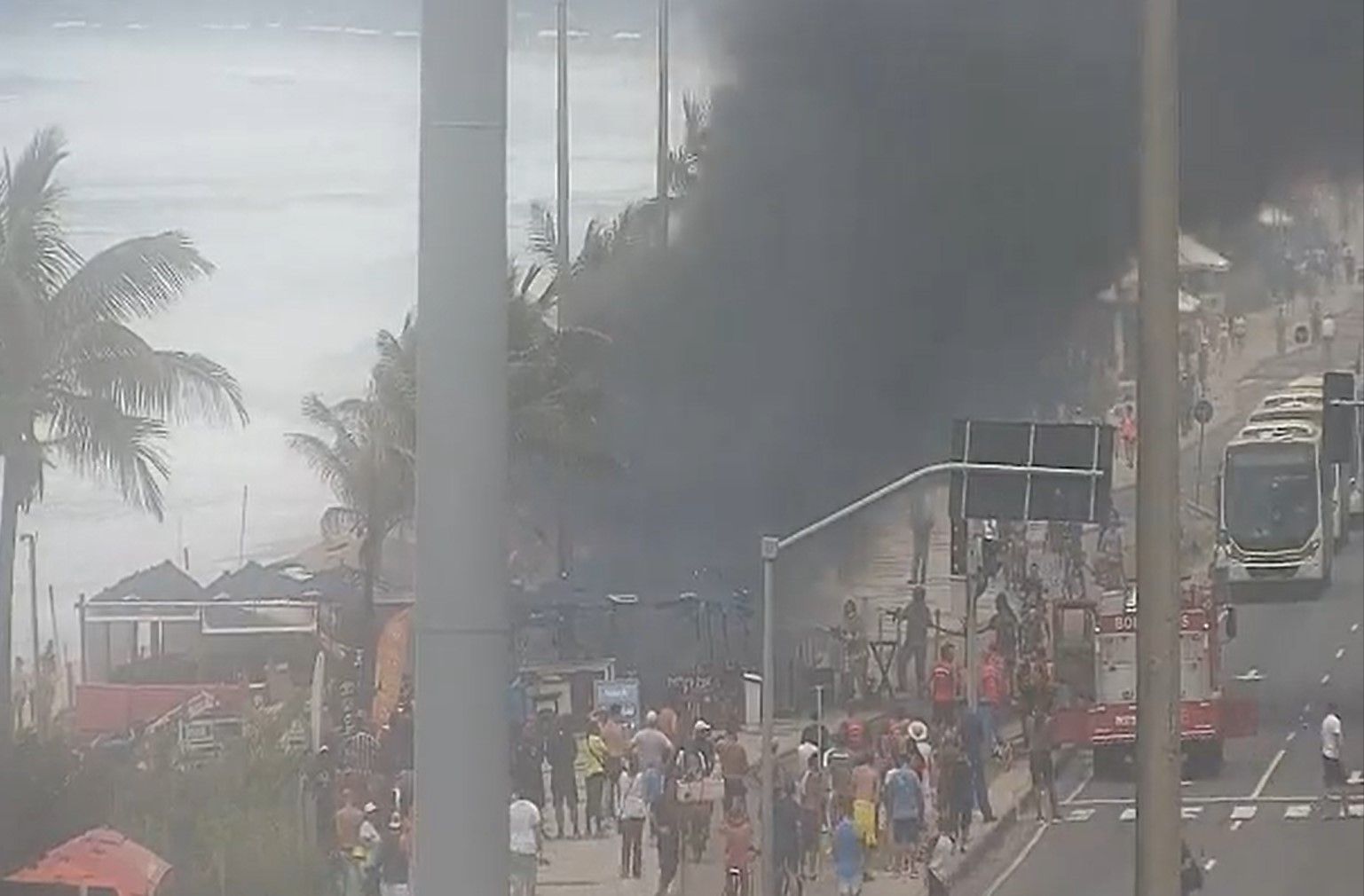 Tragédia Na Tijuca: Incêndio Atinge Escola, Deixando Comunidade Devastada Tragédia Na Tijuca: Incêndio Atinge Escola, Deixando Comunidade Devastada