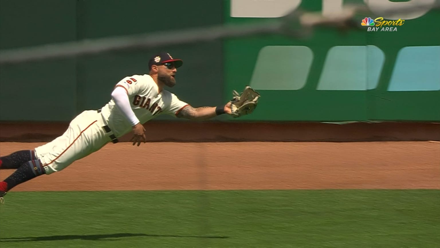Unbelievable Catch: Mariners Outfielder's Diving Grab Against Giants Unbelievable Catch: Mariners Outfielder's Diving Grab Against Giants